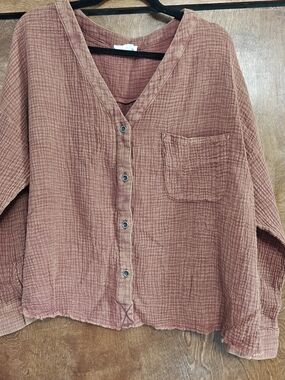 Andree Textured Button-Front V-Neck Top in Dusty Rose